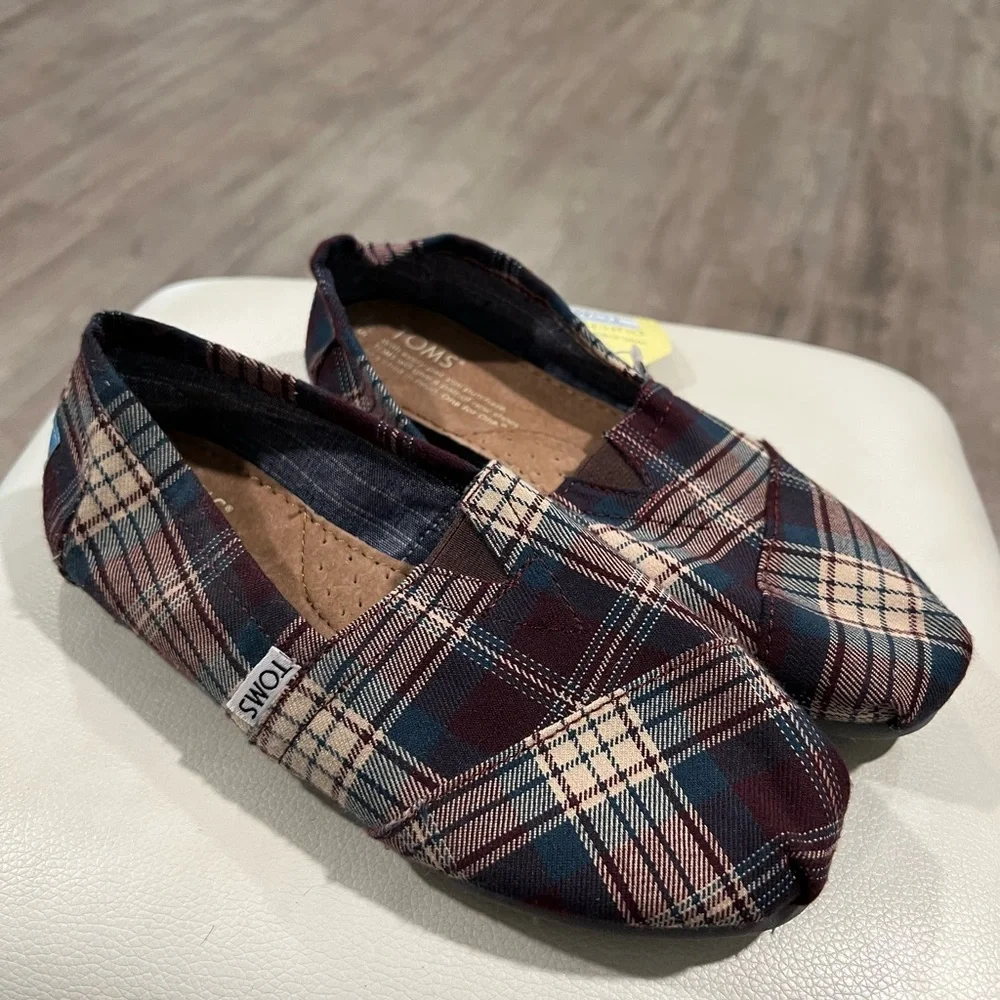 BUNDLE 2 ITEMS FOR $8✨
LAST PRICE🍒🤍 TOMS plaid comfort flats ✨ - Picture 1 of 13